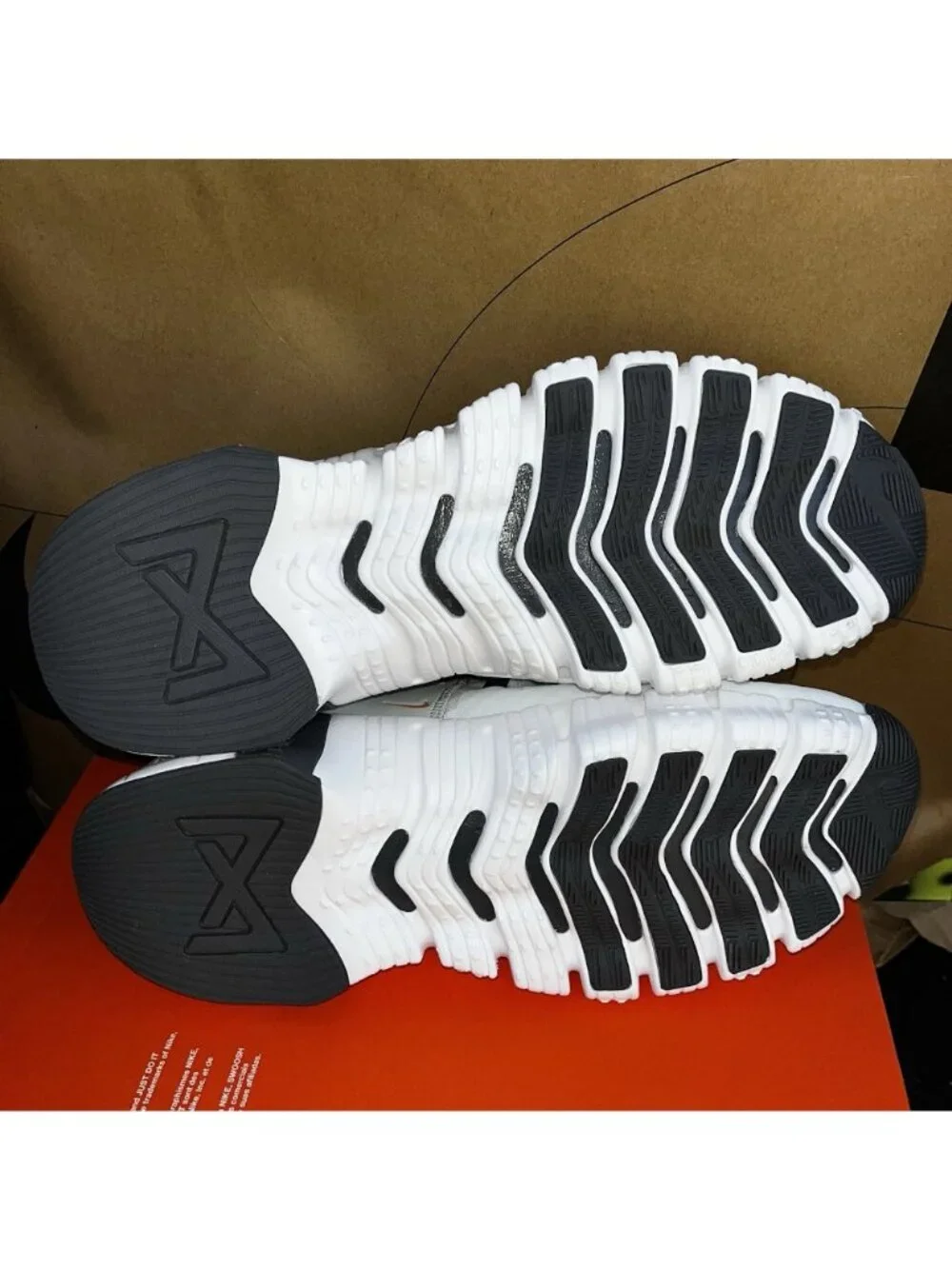 NEW Nike Free Metcon 5 Summit White/Bright Mandarin DV3949-101 Men Size 10.5